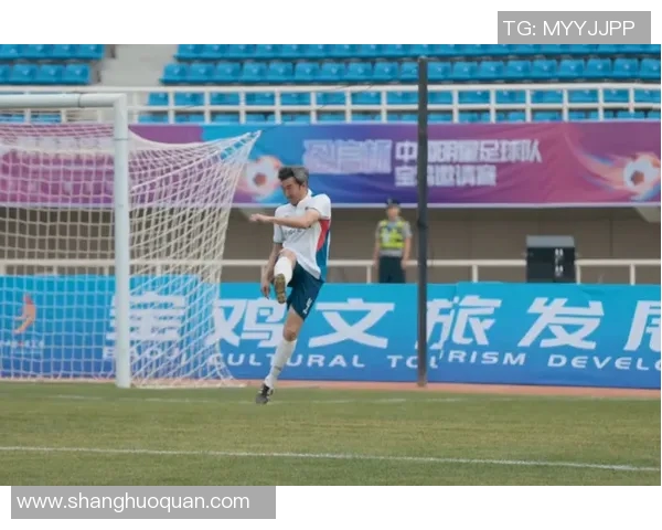 足球明星携手综艺节目展现魅力与才华引发观众热潮